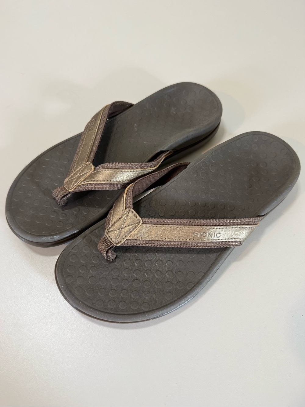 Vionic Brown and Metallic Bronze Comfort Flip Flops Sz 6